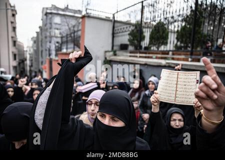 Istanbul, Türkei. 22. Januar 2023. Während der Demonstration hält ein Protestteilnehmer den Heiligen Koran fest. Nach Rasmus Paludan, dem Führer der rechtsextremen politischen Partei Hard Line in Dänemark und auch einem schwedischen Bürger, der den Heiligen Koran in der Nähe der türkischen Botschaft in Stockholm verbrannte, haben die Menschen in der Nähe des schwedischen Konsulats in Beyoglu, Istanbul demonstriert. (Foto: Onur Dogman/SOPA Images/Sipa USA) Guthaben: SIPA USA/Alamy Live News Stockfoto