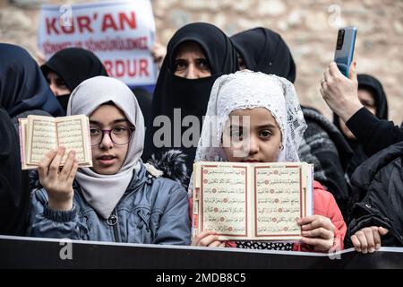 Istanbul, Türkei. 22. Januar 2023. Demonstranten halten den Heiligen Koran während der Demonstration fest. Nach Rasmus Paludan, dem Führer der rechtsextremen politischen Partei Hard Line in Dänemark und auch einem schwedischen Bürger, der den Heiligen Koran in der Nähe der türkischen Botschaft in Stockholm verbrannte, haben die Menschen in der Nähe des schwedischen Konsulats in Beyoglu, Istanbul demonstriert. (Foto: Onur Dogman/SOPA Images/Sipa USA) Guthaben: SIPA USA/Alamy Live News Stockfoto