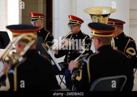 Soldaten, die den USA zugeteilt wurden Army Brass Quintet tritt anlässlich des 104. Jahrestags des Stands der 3. Infanterieabteilung am Marne River im Arlington Memorial Amphitheater auf dem Arlington National Cemetery, Arlington, Virginia, am 15. Juli 2022 auf. Im Ersten Weltkrieg erhielt die Division den Namen „Rock of the Marne“ während der zweiten Schlacht der Marne am Fluss Marne in der Nähe von Chateau-Thierry, Frankreich, am 15. Juli 1918. Das war die letzte große deutsche Offensive des Krieges. Die Deutschen wollten den Marne-Fluss hochmarschieren und nach Paris weiterziehen, scheiterten aber, als sie 3. ID trafen. Wann Stockfoto