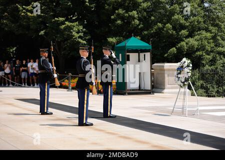 Soldaten der US-Armee, die dem 3. Infanterieregiment (der Alten Garde) zugeteilt sind, erweisen einen Kranz der 3. Infanteriedivision am Grab des Unbekannten Soldaten auf dem Arlington National Cemetery in Arlington, Virginia, 15. Juli 2022. Eine Kranzniederlegung symbolisiert die Schönheit und Kürze des Lebens und ehrt alle, die das ultimative Opfer im Dienst ihres Landes gebracht haben. 3. Infanteriedivision, Memorial Amphitheater, arlington Nationalfriedhof, Grab des unbekannten Soldaten, Stockfoto