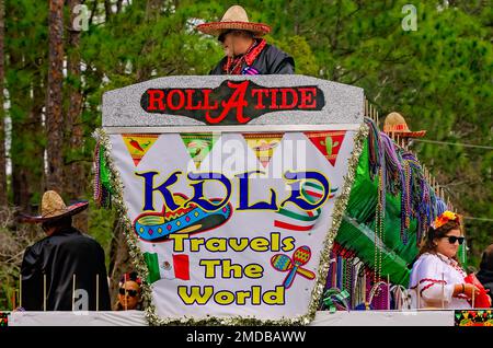 Mitglieder von Krewe de la Dauphine fahren auf einem Mardi Gras Floß während der Krewe de la Dauphine Mardi Gras Parade am 21. Januar 2023 auf Dauphin Island, Alabama. Stockfoto