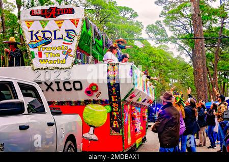 Mitglieder von Krewe de la Dauphine fahren auf einem Mardi Gras Floß während der Krewe de la Dauphine Mardi Gras Parade am 21. Januar 2023 auf Dauphin Island, Alabama. Stockfoto