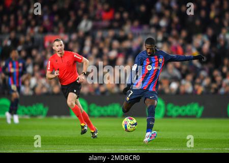 Barcelona, Spanien. 22. Januar 2023. Ousmane Dembele (R) aus Barcelona schießt während eines spanischen Fußballspiels in La Liga zwischen Barcelona und Getafe CF am 22. Januar 2023 in Barcelona, Spanien. Kredit: Joan Gosa/Xinhua/Alamy Live News Stockfoto