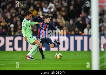 Barcelona, Spanien. 22. Januar 2023. Gavi (R) von Barcelona wehrt sich mit Algobia von Getafe CF während eines spanischen Fußballspiels in La Liga zwischen Barcelona und Getafe CF in Barcelona, Spanien, am 22. Januar 2023. Kredit: Joan Gosa/Xinhua/Alamy Live News Stockfoto