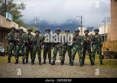 MARINE CORPS TRAINING AREA BELLOWS, Hawaii (15. Juli 2022) Indonesien-Korps Marinir Republik Indonesien Marines posieren für ein Gruppenfoto, während sie während Rim of the Pacific (RIMPAC) 2022 am 15. Juli simulierte militärische Operationen in städtischem Gelände (MOUT) durchführen. Von Juni 29 bis August 4 nehmen an der RIMPAC 25.000 Nationen, 38 Schiffe, vier U-Boote, mehr als 170 Flugzeuge und Mitarbeiter auf und um die hawaiianischen Inseln und Südkalifornien Teil. RIMPAC ist die weltweit größte internationale Seefahrt-Übung und bietet eine einzigartige Ausbildungsmöglichkeit bei gleichzeitiger Förderung und Aufrechterhaltung der Zusammenarbeit RE Stockfoto