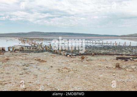 Dreckiges Ufer des Dürresees. Schlammbäder, See Stockfoto