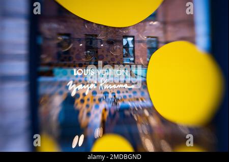 Ein abstraktes, selektives Bild eines Louis Vitton Pop-up Lederwarenladens und Reflexionen über die Gansevoort Street in der Meatpacking D. Stockfoto