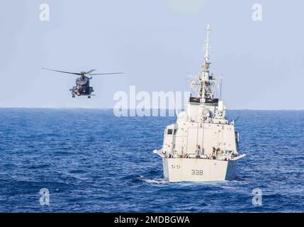 220715-N-CO548-1002 PAZIFIK (15. Juli 2022) Ein CH-148 Cyclone Helikopter bereitet sich auf die Landung an Bord der Royal Canadian Navy Fregatte HMCS Winnipeg (FFH 338) während der Rim of the Pacific (RIMPAC) 2022 vor. Von Juni 29 bis August 4 nehmen an der RIMPAC 25.000 Nationen, 38 Schiffe, vier U-Boote, mehr als 170 Flugzeuge und Mitarbeiter auf und um die hawaiianischen Inseln und Südkalifornien Teil. RIMPAC ist die weltweit größte internationale Seefahrt-Übung und bietet eine einzigartige Ausbildungsmöglichkeit und fördert und pflegt gleichzeitig kooperative Beziehungen zwischen den Teilnehmern, die für die Sicherung der saf von entscheidender Bedeutung sind Stockfoto