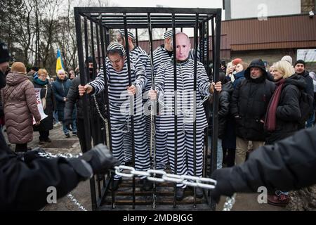 Wladimir Putin, Sergeei Shoigu, Sergej Lawrow und Aleksander Lukaschenko werden symbolisch in einem Käfig wie Kriegsverbrecher während des Protests außerhalb der russischen Botschaft verschlossen gesehen. Hunderte Menschen, vor allem ukrainische Flüchtlinge in Polen, blockierten die Straße vor der russischen Botschaft in Warschau, um den Tag der Einheit der Ukraine zu begehen und gegen die russische Invasion in der Ukraine zu protestieren. Die Demonstranten richteten ein symbolisches Kriegsverbrechertribunal für den russischen Präsidenten ein - Wladimir Putin, der Verteidigungsminister Sergej Shoigu, der Außenminister Russlands Sergej Lawrow und der Präsident von Belarus - Aleksa Stockfoto