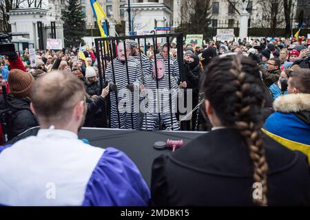 Wladimir Putin, Sergeei Shoigu, Sergej Lawrow und Aleksander Lukaschenko werden symbolisch in einem Käfig wie Kriegsverbrecher während des Protests außerhalb der russischen Botschaft verschlossen gesehen. Hunderte Menschen, vor allem ukrainische Flüchtlinge in Polen, blockierten die Straße vor der russischen Botschaft in Warschau, um den Tag der Einheit der Ukraine zu begehen und gegen die russische Invasion in der Ukraine zu protestieren. Die Demonstranten richteten ein symbolisches Kriegsverbrechertribunal für den russischen Präsidenten ein - Wladimir Putin, der Verteidigungsminister Sergej Shoigu, der Außenminister Russlands Sergej Lawrow und der Präsident von Belarus - Aleksa Stockfoto