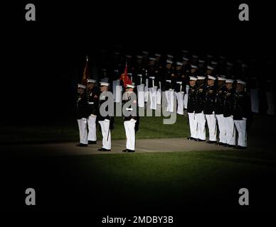 Marines mit Marine Barracks Washington führen während der Freitagabendparade am MBW am 15. Juli 2022 "Offizierszentrum" auf. Der Gastgeber des Abends war General David H. Berger, 36. Kommandant des Marine Corps, und die ehrenwerte Deb A. Haaland, USA Innenminister, als Ehrengast. Stockfoto