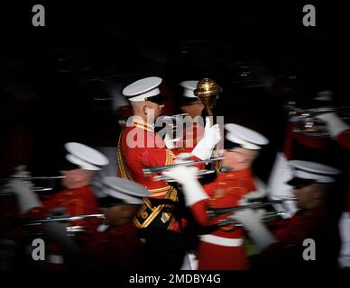 Marines mit ‚The Commandant’s Own‘, USA Das Marine Drum & Bugle Corps tritt während einer Abendparade in der Marine Barracks Washington am 15. Juli 2022 auf. Der Gastgeber des Abends war General David H. Berger, 36. Kommandant des Marine Corps, und die ehrenwerte Deb A. Haaland, USA Innenminister, als Ehrengast. Stockfoto