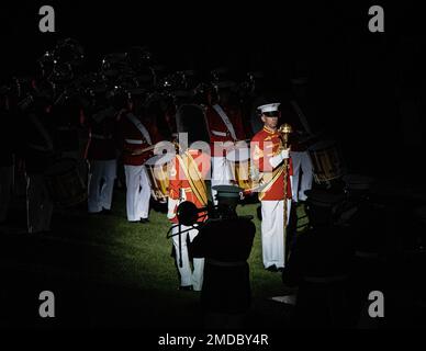 Marines mit ‚The Commandant’s Own‘, USA Das Marine Drum & Bugle Corps tritt zusammen mit dem US-amerikanischen „President's Own“ auf Marine Band während einer abendlichen Parade in der Marine Barracks Washington, 15. Juli 2022. Der Gastgeber des Abends war General David H. Berger, 36. Kommandant des Marine Corps, und die ehrenwerte Deb A. Haaland, USA Innenminister, als Ehrengast. Stockfoto