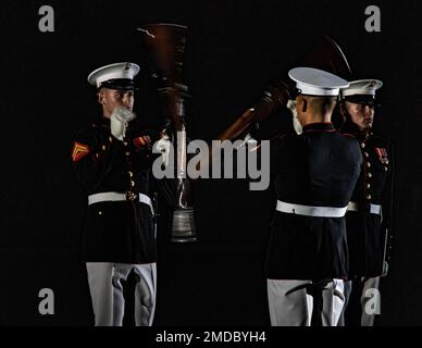 Marines mit dem Silent Drill Platoon führen ihre "Long Line"-Sequenz während einer Freitagabendparade in den Marine Barracks Washington am 15. Juli 2022 durch. Der Gastgeber des Abends war General David H. Berger, 36. Kommandant des Marine Corps, und die ehrenwerte Deb A. Haaland, USA Innenminister, als Ehrengast. Stockfoto