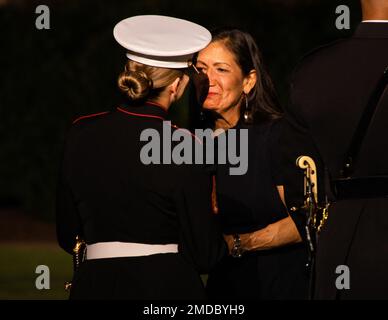 Die ehrenwerte Deb A. Haaland, USA Innenminister, begrüßt SSgt. Kassandra G. Mendez, H&S Company, Marine Barracks Washington, MBW, Juli 15, 2022. Der Gastgeber des Abends war General David H. Berger, 36. Kommandant des Marine Corps, und die ehrenwerte Deb A. Haaland, USA Innenminister, als Ehrengast. Stockfoto