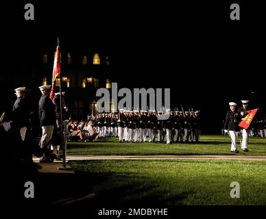 Barracks Marines führen während einer Freitagabendparade in Marine Barracks Washington am 15. Juli 2022 „Pass in Review“ durch. Der Gastgeber des Abends war General David H. Berger, 36. Kommandant des Marine Corps, und die ehrenwerte Deb A. Haaland, USA Innenminister, als Ehrengast. Stockfoto