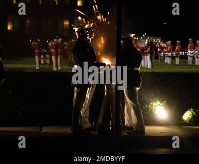 Leichenträger mit den Marinebaracken Washington, feuern Sie eine Salutbatterie während einer Freitagabendparade in den Marinebarden Washington, 15. Juli 2022. Der Gastgeber des Abends war General David H. Berger, 36. Kommandant des Marine Corps, und die ehrenwerte Deb A. Haaland, USA Innenminister, als Ehrengast. Stockfoto