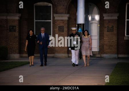 Die ehrenwerte Deb A. Haaland, USA Innenministerin, begleitet von ihrem Mann Left, und General David H. Berger, 36. Kommandant des Marine Corps, begleitet von seiner Frau, gehen während einer Abendparade in der Marine Barracks Washington am 15. Juli 2022 den "Center Walk" entlang. Der Gastgeber des Abends war General David H. Berger, 36. Kommandant des Marine Corps, und die ehrenwerte Deb A. Haaland, USA Innenminister, als Ehrengast. Stockfoto