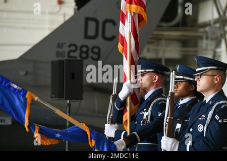 Mitglieder der Base Honor Guard präsentieren die Farben der USA und der Luftwaffe bei einer Zeremonie zum Kommandowechsel auf der Joint Base Andrews, 15. Juli 2022. Brigg. General Shannon D. Smith übernahm bei der Zeremonie das Kommando über den 113. Flügel, Bezirk der Columbia Air National Guard. Stockfoto