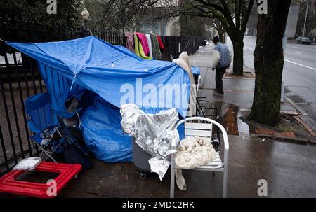 Atlanta, Georgia, USA. 22. Januar 2023. Obdachlose lagern an einem kalten, regnerischen Sonntag in der Nähe des Georgia Statehouse. Abbildung: Ein Anker aus wasserdichten Planen ist an einen Zaun in der Nähe des Kapitols gebunden. (Kreditbild: © Robin Rayne/ZUMA Press Wire) NUR REDAKTIONELLE VERWENDUNG! Nicht für den kommerziellen GEBRAUCH! Stockfoto