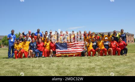 Das United States Military Women's Soccer Team und das Mali Military Women's Soccer Team posieren für ein Foto auf der Fairchild Air Force Base in Washington am 15. Juli 2022. Das Foto zeigt die Partnerschaft zwischen den Teams. 2022WFB, Mali, Fußball, USA, Partnerschaft, Stockfoto
