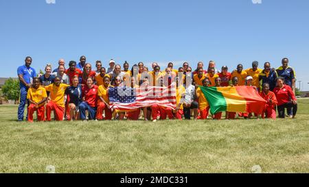 Das United States Military Women's Soccer Team und das Mali Military Women's Soccer Team posieren für ein Foto auf der Fairchild Air Force Base in Washington am 15. Juli 2022. Das Foto zeigt die Partnerschaft zwischen den Teams. 2022WFB,Mali,Fußball,TAG,USA,Partnerschaft, Stockfoto
