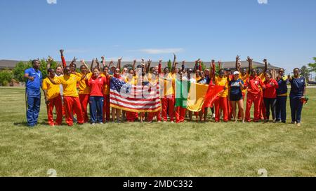 Das United States Military Women's Soccer Team und das Mali Military Women's Soccer Team posieren für ein Foto auf der Fairchild Air Force Base in Washington am 15. Juli 2022. Das Foto zeigt die Partnerschaft zwischen den Teams. 2022WFB,Mali,Fußball,TAG,USA,Partnerschaft, Stockfoto