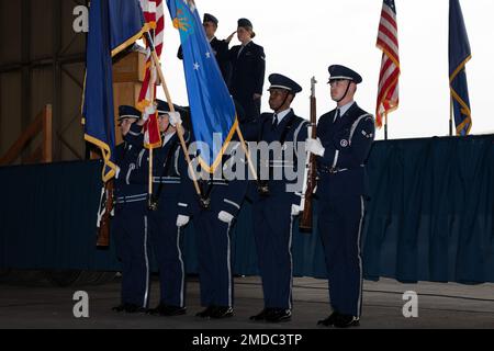 Ehrenwache, Flugzeuge nehmen an der Zeremonie zum 3. Wing-Kommandowechsel im Hangar 2 auf der Militärbasis Elmendorf-Richardson, Alaska, am 15. Juli 2022 Teil. USA Oberstleutnant Travolis A. Simmons übergab Oberst Kevin M. Jamieson das Kommando als Generalleutnant David A. Krumm, Befehlshaber der Region Alaskan North American Aerospace Defense Region, Kommando Alaska und 11. Air Force, die vor den versammelten Familienmitgliedern, Ehrengästen und Militärpersonal offiziell ernannt wurden. Stockfoto