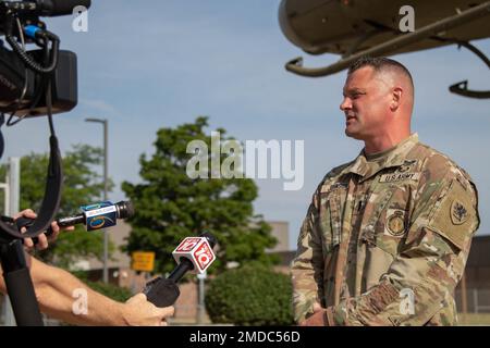 USA Army 1. LT. Jerred Johnson, Kommandeur der Bravo Company, Rekrutierungs- und Retention-Bataillon, beantwortet Medienfragen als Footballspieler der University of Michigan 3. Bataillon, 238. Aviation Regiment während einer NIL-Veranstaltung (Name, Image, or Igneness) in Grand Ledge, Michigan, 15. Juli 2022. Die Michigan Army National Guard schloss sich gemäß dem verabschiedeten NIL-Gesetz mit dem Football-Team der University of Michigan zusammen und schloss Verträge mit Spielern ab, die über hohe soziale Netzwerke verfügen, um Anwerbern zu helfen, ihren Zielmarkt zu erreichen. Stockfoto