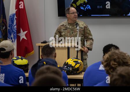 USA Generalmajor Paul Rogers, Adjutant General und Direktor des Michigan Department of Military and Veterans Affairs, spricht zu Fußballspielern der University of Michigan, die 3. Bataillon, 238. Aviation Regiment während einer NIL-Veranstaltung (Name, Bild oder Ähnlichkeit) am 15. Juli 2022 in Grand Ledge, Michigan, besuchen. Die Michigan Army National Guard schloss sich gemäß dem verabschiedeten NIL-Gesetz mit dem Football-Team der University of Michigan zusammen und schloss Verträge mit Spielern ab, die über hohe soziale Netzwerke verfügen, um Anwerbern zu helfen, ihren Zielmarkt zu erreichen. Stockfoto