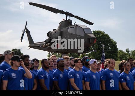 Fußballspieler der University of Michigan besuchen das 3. Bataillon und das 238. Aviation Regiment während einer NIL-Veranstaltung (Name, Bild oder Ähnlichkeit) in Grand Ledge, Michigan, 15. Juli 2022. Die Michigan Army National Guard schloss sich gemäß dem verabschiedeten NIL-Gesetz mit dem Football-Team der University of Michigan zusammen und schloss Verträge mit Spielern ab, die über hohe soziale Netzwerke verfügen, um Anwerbern zu helfen, ihren Zielmarkt zu erreichen. Stockfoto