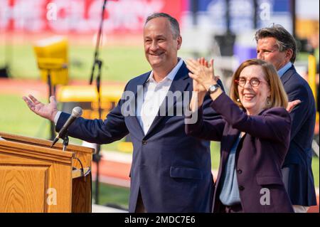 Der zweite Gentleman der Vereinigten Staaten Douglas Emhoff und Oregon Governor Kate Brown interagieren mit der Menge während der Eröffnungszeremonie der World Track and Field Championships am 15. Juli 2022. Emhoff, Brown, und Sebastian Coe, doppelter Olympiasieger und World Athletics President (Back), sprachen während der Eröffnungszeremonie in Hayward Field, University of Oregon, Eugene, Oregon. Die Meisterschaften liefen am 15-24. Juli und fanden zum ersten Mal in den USA statt. (Foto von Sergeant 1. Class Amy Elker, Joint Force Headquarters Public Affairs, Oregon Army National Guard) Stockfoto