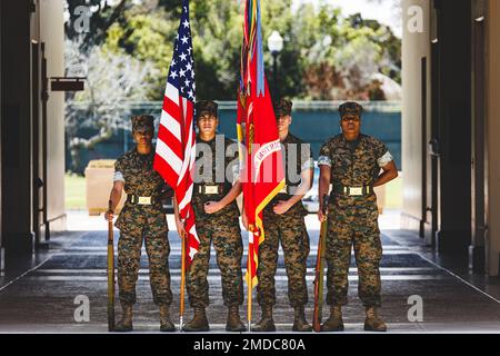 USA Marines, die dem 12. Marine Corps District, Western Recruiting Region, zugeteilt sind, stehen während eines Kommandowechsels und einer Ruhestandszeremonie im Marine Corps Recruit Depot San Diego, Kalifornien, am 15. Juli 2022 auf der Parade Rest. USA Col. James B. Conway, der ausscheidende Kommandeur, gab das Kommando des 12. Marinekorps-Distrikts an Colonel Mike E. Ogden, den herannahenden Kommandeur, ab. Eine Zeremonie zur Änderung des Kommandos ist eine altehrwürdige Tradition, die formell die Übertragung des Kommandos bedeutet und die volle Rechenschaftspflicht, Autorität und Repo beinhaltet Stockfoto