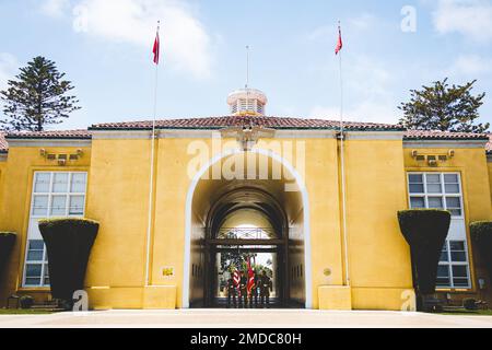 USA Marines, die dem 12. Marine Corps District, Western Recruiting Region, zugeteilt sind, stehen während eines Kommandowechsels und einer Ruhestandszeremonie im Marine Corps Recruit Depot San Diego, Kalifornien, am 15. Juli 2022 auf der Parade Rest. USA Col. James B. Conway, der ausscheidende Kommandeur, gab das Kommando des 12. Marinekorps-Distrikts an Colonel Mike E. Ogden, den herannahenden Kommandeur, ab. Eine Zeremonie zur Änderung des Kommandos ist eine altehrwürdige Tradition, die formell die Übertragung des Kommandos bedeutet und die volle Rechenschaftspflicht, Autorität und Repo beinhaltet Stockfoto