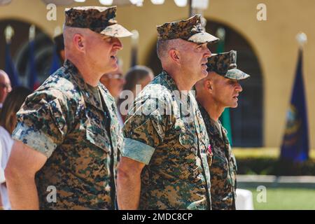 USA Marinekorps Oberst Mike E. Ogden (links), der kommandierende Offizier des 12. Marinekorps-Distrikts, Oberst James B. Conway (Mitte), der ausscheidende kommandierende Offizier, Und Sergeant Major Daniel R. Wilson (rechts), Sergeant Major des 12. Marine Corps District, singt die Marines' Hymn während einer Befehlswechsel- und Ruhestandszeremonie im Marine Corps Recruit Depot San Diego, Kalifornien, am 15. Juli 2022. Conway, der ausscheidende kommandierende Offizier, übergab das Kommando des 12. Marine Corps Distrikts an Colonel Mike E. Ogden, den herannahenden kommandierenden Offizier. Eine Zeremonie zur Änderung des Kommandos ist eine zeitehrenfeier Stockfoto