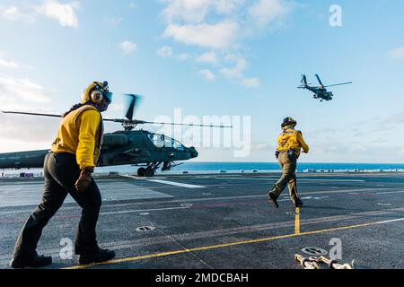 220715-A-JW340-1048 PAZIFISCHER OZEAN (15. Juli 2022) drei AH-64D Apache-Hubschrauber, die an die 25. Combat Aviation Brigade angeschlossen sind, absolvieren während des Rim of the Pacific (RIMPAC) 2022 die komplette Deck Landing Qualification (DLQ) Ausbildung an Bord des amphibischen Sturmschiffs USS Essex (LHD 2) der Wasp-Klasse. 26 Nationen, 38 Schiffe, drei U-Boote, mehr als 170 Flugzeuge und 25.000 Mitarbeiter nehmen vom 29. Juni bis zum 4. August an RIMPAC in und um die Hawaii-Inseln und Südkalifornien Teil. Die weltweit größte internationale maritime Übung, RIMPAC bietet eine einzigartige Ausbildungsmöglichkeit und fördert eine Stockfoto