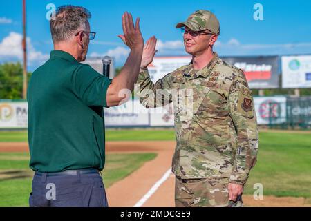 Chief Master Sgt. Michael Becker, 341. Raketenflügelkommandochef, leistet den Eid auf die Einberufung am 15. Juli 2022 in Great Falls, Mont. Oberst Tom Becker, Oberst Beckers Vater, leitete die Zeremonie. Stockfoto