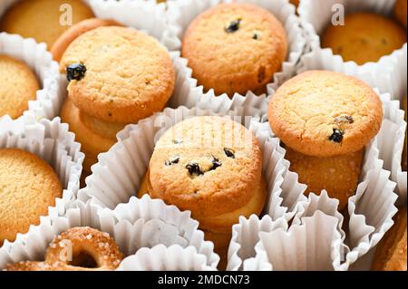 Keksdose mit dänischen Butterkeksen im Hintergrund, Nahaufnahme Stockfoto