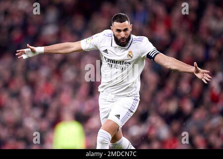 BILBAO, SPANIEN – JANUAR 22: Karim Benzema von Real Madrid CF reagiert, nachdem er am 22. Januar 2023 in Bilbao, Spanien, das erste Tor beim Spiel La Liga Santander zwischen Athletic Club und Real Madrid CF in San Mames erzielt hat. Kredit: Ricardo Larreina/AFLO/Alamy Live News Stockfoto