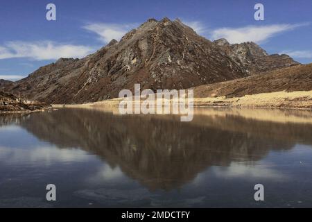 Panoramablick auf den wunderschönen sela-See, Reflexion des himalaya-Berggipfels auf dem Wasser, sela-Pass, tawang, arunachal pradesh im Nordosten indiens Stockfoto