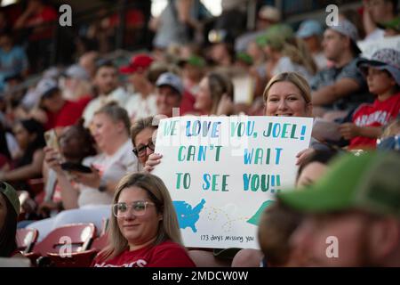 Die militärische Wertschätzung für die jährliche Bally Sports-Sendung im Busch Stadium, St. Louis, Missouri, 15. Juli 2022. Soldaten der 35. Infanterie-Division vernetzten sich während einer Live-Übertragung mit ihren Familien und Freunden aus Kuwait. Stockfoto