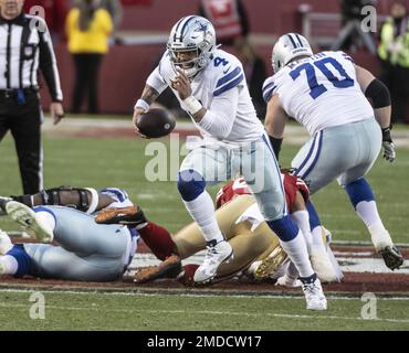 Santa Clara, Usa. 22. Januar 2023. Der Dallas Cowboys Quarterback Dak Prescott (4) läuft im zweiten Quartal gegen die San Francisco 49ers in den NFC Divisional Playoffs im Levi's Stadium in Santa Clara, Kalifornien am Sonntag, den 22. Januar 2023. Die 49ers besiegte die Cowboys 19-12, um zur NFC Championship gegen die Philadelphia Eagles überzugehen. Foto: Terry Schmitt/UPI Credit: UPI/Alamy Live News Stockfoto