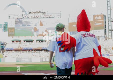 Die militärische Wertschätzung für die jährliche Bally Sports-Sendung im Busch Stadium, St. Louis, Missouri, 15. Juli 2022. Soldaten der 35. Infanterie-Division vernetzten sich während einer Live-Übertragung mit ihren Familien und Freunden aus Kuwait. Stockfoto