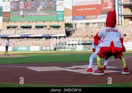 Die militärische Wertschätzung für die jährliche Bally Sports-Sendung im Busch Stadium, St. Louis, Missouri, 15. Juli 2022. Soldaten der 35. Infanterie-Division vernetzten sich während einer Live-Übertragung mit ihren Familien und Freunden aus Kuwait. Stockfoto