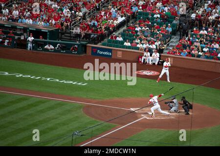 Die militärische Wertschätzung für die jährliche Bally Sports-Sendung im Busch Stadium, St. Louis, Mo., 15. Juli 2022. Soldaten der 35. Infanterie-Division vernetzten sich während einer Live-Übertragung mit ihren Familien und Freunden aus Kuwait. Stockfoto