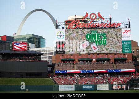 Die militärische Wertschätzung für die jährliche Bally Sports-Sendung im Busch Stadium, St. Louis, Mo., 15. Juli 2022. Soldaten der 35. Infanterie-Division vernetzten sich während einer Live-Übertragung mit ihren Familien und Freunden aus Kuwait. Stockfoto