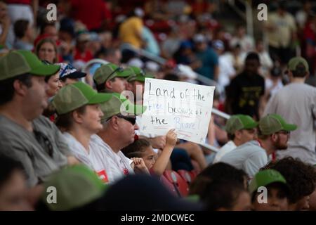 Die militärische Wertschätzung für die jährliche Bally Sports-Sendung im Busch Stadium, St. Louis, Mo., 15. Juli 2022. Soldaten der 35. Infanterie-Division vernetzten sich während einer Live-Übertragung mit ihren Familien und Freunden aus Kuwait. Stockfoto