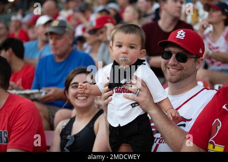 Die militärische Wertschätzung für die jährliche Bally Sports-Sendung im Busch Stadium, St. Louis, Mo., 15. Juli 2022. Soldaten der 35. Infanterie-Division vernetzten sich während einer Live-Übertragung mit ihren Familien und Freunden aus Kuwait. Stockfoto