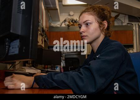 220716-N-SI601-1041 SOUTH CHINA SEA (16. Juli 2022) Information Systems Technician 3. Class Catalina Sauer aus Lima, Ohio, arbeitet an einem Computer im Advanced Data Processing (ADP) Shop an Bord der USA Der einzige vorwärtsgesetzte Flugzeugträger der Navy USS Ronald Reagan (CVN 76). ADP unterstützt Reagan-Seeleute bei Problemen mit Netzwerkzugriff und -Management sowie Informationstechnologie. Ronald Reagan, das Flaggschiff der Carrier Strike Group 5, stellt eine kampfbereite Truppe bereit, die die Vereinigten Staaten schützt und verteidigt und Bündnisse, Partnerschaften und kollektive maritime Interessen im indopazifischen Reg unterstützt Stockfoto