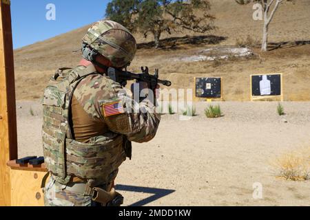 Unsere Freunde von der 870. MP Kompanie haben an Schrotflinten gearbeitet. Die Soldaten haben am 16. Juli 2022 im Camp Roberts das M26-Modular Accessory Shotgun System erschossen. SPC Arron Adams, SGT Brett Kaufman und SGT Adrian Arroyo zeigen die Besonderheiten dieser Waffe und sind die Späher für die anderen Soldaten in Camp Roberts, CA, 16. Juli 2022. Stockfoto